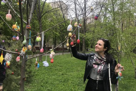 На территории военного госпиталя украсили пасхальное дерево (фото)