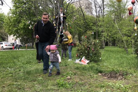 На территории военного госпиталя украсили пасхальное дерево (фото)