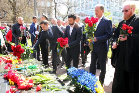 Митинг-реквием у памятника одесситам-чернобыльцам (фоторепортаж)