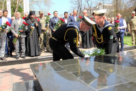Митинг-реквием у памятника одесситам-чернобыльцам (фоторепортаж)