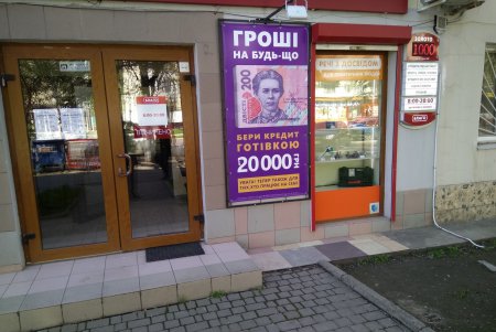 С фасадов одесских зданий убрали более сотни рекламных вывесок (фото)