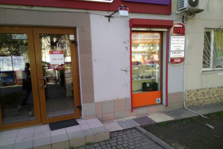 С фасадов одесских зданий убрали более сотни рекламных вывесок (фото)