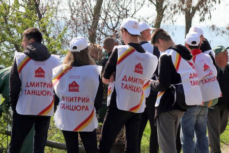В парке «Юбилейный» высадили саженцы на месте срубленных деревьев (фоторепортаж)