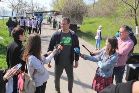 В парке «Юбилейный» высадили саженцы на месте срубленных деревьев (фоторепортаж)