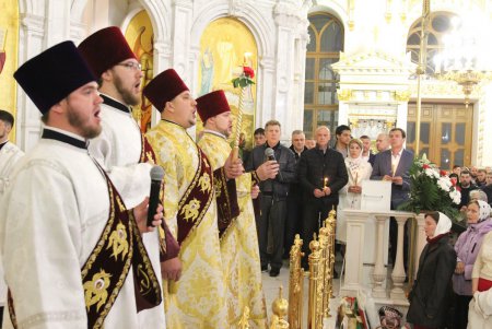 Всенощная служба в Свято-Преображенском кафедральном соборе (фоторепортаж)
