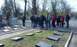В Одессе приводят в порядок мемориалы и могилы погибших воинов (фото)