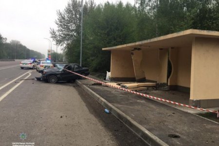 ДТП на трассе Одесса-Киев: автомобиль въехал в остановку, пострадали люди (фото)