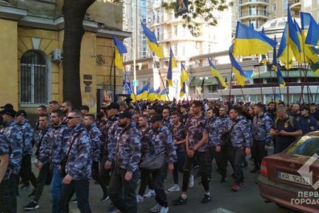 На улицах Одессы проходит «Марш украинского порядка» (фото)