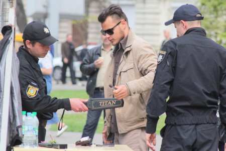 Пятая годовщина трагедии 2 мая: на Куликовом поле выпустили в небо черные и белые шары (фоторепортаж)
