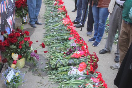 Пятая годовщина трагедии 2 мая: на Куликовом поле выпустили в небо черные и белые шары (фоторепортаж)