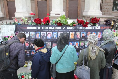 Пятая годовщина трагедии 2 мая: на Куликовом поле выпустили в небо черные и белые шары (фоторепортаж)