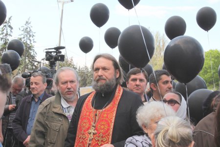 Пятая годовщина трагедии 2 мая: на Куликовом поле выпустили в небо черные и белые шары (фоторепортаж)