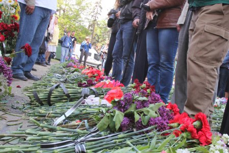 Пятая годовщина трагедии 2 мая: на Куликовом поле выпустили в небо черные и белые шары (фоторепортаж)
