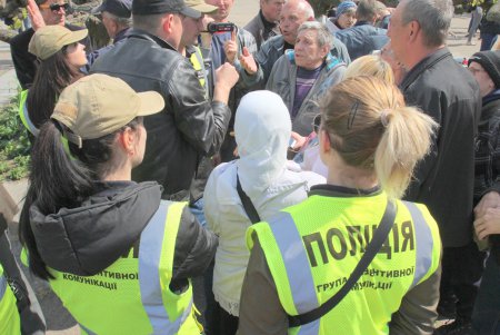 Пятая годовщина трагедии 2 мая: на Куликовом поле выпустили в небо черные и белые шары (фоторепортаж)