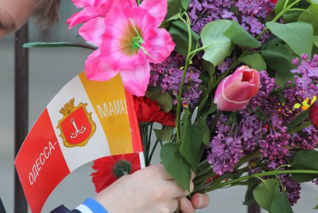 Пятая годовщина трагедии 2 мая: на Куликовом поле выпустили в небо черные и белые шары (фоторепортаж)