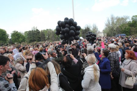 Пятая годовщина трагедии 2 мая: на Куликовом поле выпустили в небо черные и белые шары (фоторепортаж)
