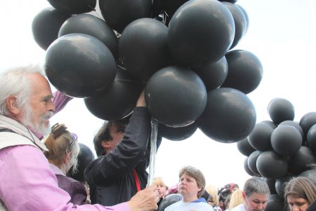 Пятая годовщина трагедии 2 мая: на Куликовом поле выпустили в небо черные и белые шары (фоторепортаж)