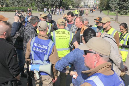 Пятая годовщина трагедии 2 мая: на Куликовом поле выпустили в небо черные и белые шары (фоторепортаж)