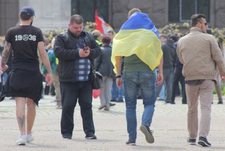 Пятая годовщина трагедии 2 мая: на Куликовом поле выпустили в небо черные и белые шары (фоторепортаж)