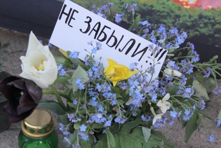 Пятая годовщина трагедии 2 мая: на Куликовом поле выпустили в небо черные и белые шары (фоторепортаж)