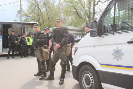 Пятая годовщина трагедии 2 мая: на Куликовом поле выпустили в небо черные и белые шары (фоторепортаж)