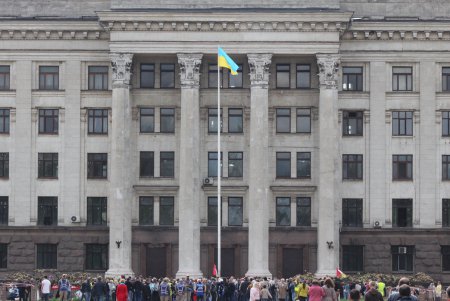 Пятая годовщина трагедии 2 мая: на Куликовом поле выпустили в небо черные и белые шары (фоторепортаж)