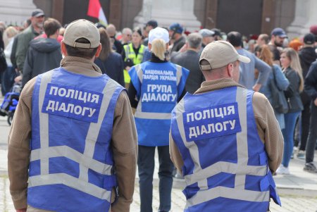 Пятая годовщина трагедии 2 мая: на Куликовом поле выпустили в небо черные и белые шары (фоторепортаж)