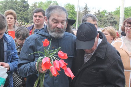 Пятая годовщина трагедии 2 мая: на Куликовом поле выпустили в небо черные и белые шары (фоторепортаж)