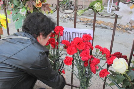Пятая годовщина трагедии 2 мая: на Куликовом поле выпустили в небо черные и белые шары (фоторепортаж)