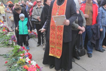Пятая годовщина трагедии 2 мая: на Куликовом поле выпустили в небо черные и белые шары (фоторепортаж)