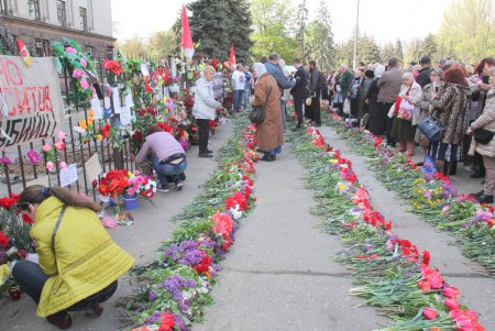 Пятая годовщина трагедии 2 мая: на Куликовом поле выпустили в небо черные и белые шары (фоторепортаж)