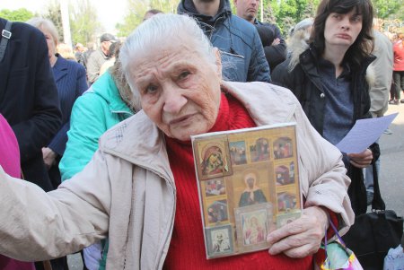 Пятая годовщина трагедии 2 мая: на Куликовом поле выпустили в небо черные и белые шары (фоторепортаж)