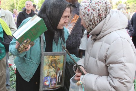 Пятая годовщина трагедии 2 мая: на Куликовом поле выпустили в небо черные и белые шары (фоторепортаж)