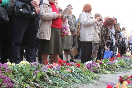 Пятая годовщина трагедии 2 мая: на Куликовом поле выпустили в небо черные и белые шары (фоторепортаж)
