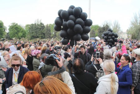 Пятая годовщина трагедии 2 мая: на Куликовом поле выпустили в небо черные и белые шары (фоторепортаж)