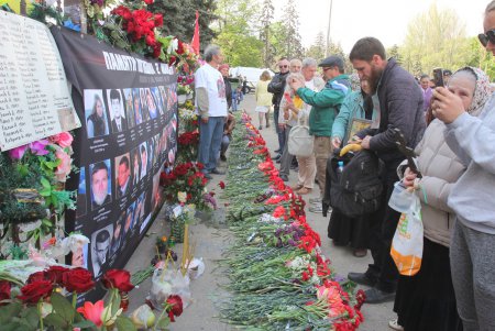 Пятая годовщина трагедии 2 мая: на Куликовом поле выпустили в небо черные и белые шары (фоторепортаж)