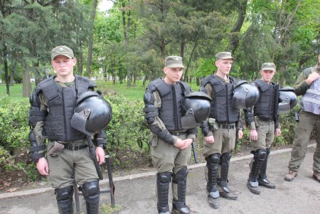 Пятая годовщина трагедии 2 мая: на Куликовом поле выпустили в небо черные и белые шары (фоторепортаж)