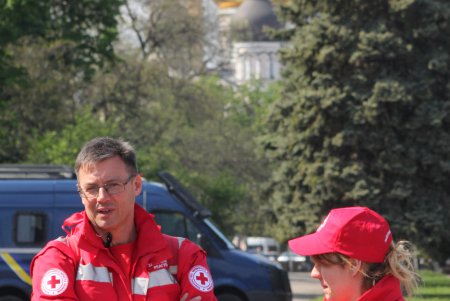 Пятая годовщина трагедии 2 мая: на Куликовом поле выпустили в небо черные и белые шары (фоторепортаж)