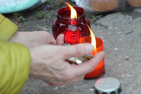 Пятая годовщина трагедии 2 мая: на Куликовом поле выпустили в небо черные и белые шары (фоторепортаж)