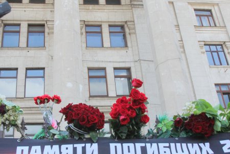 Пятая годовщина трагедии 2 мая: на Куликовом поле выпустили в небо черные и белые шары (фоторепортаж)