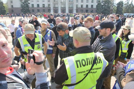 Пятая годовщина трагедии 2 мая: на Куликовом поле выпустили в небо черные и белые шары (фоторепортаж)