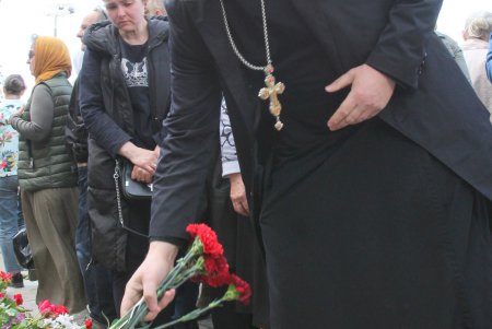 Пятая годовщина трагедии 2 мая: на Куликовом поле выпустили в небо черные и белые шары (фоторепортаж)
