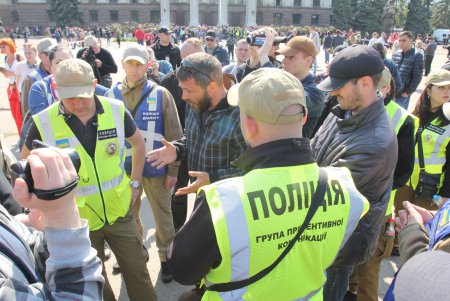 Пятая годовщина трагедии 2 мая: на Куликовом поле выпустили в небо черные и белые шары (фоторепортаж)