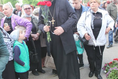 Пятая годовщина трагедии 2 мая: на Куликовом поле выпустили в небо черные и белые шары (фоторепортаж)