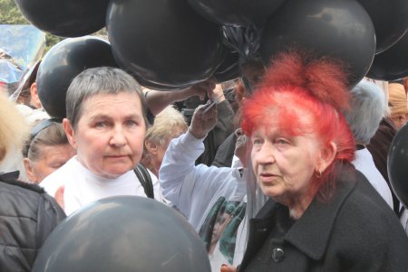 Пятая годовщина трагедии 2 мая: на Куликовом поле выпустили в небо черные и белые шары (фоторепортаж)