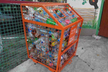 ОТГ под Одессой меняет пластиковые бутылки на цветы (фото)