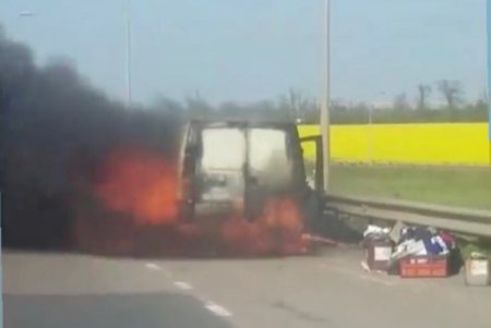 На Клеверном мосту горела иномарка (фото, видео)