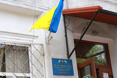 Дети и волонтеры высадили каштаны возле школы в центре Одессы (фото)