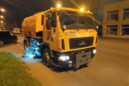 Спецтехника ежедневно убирает и моет одесские улицы (фото)
