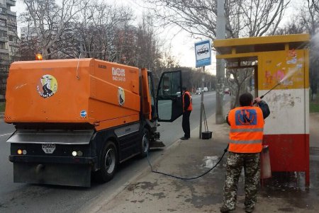 Спецтехника ежедневно убирает и моет одесские улицы (фото)